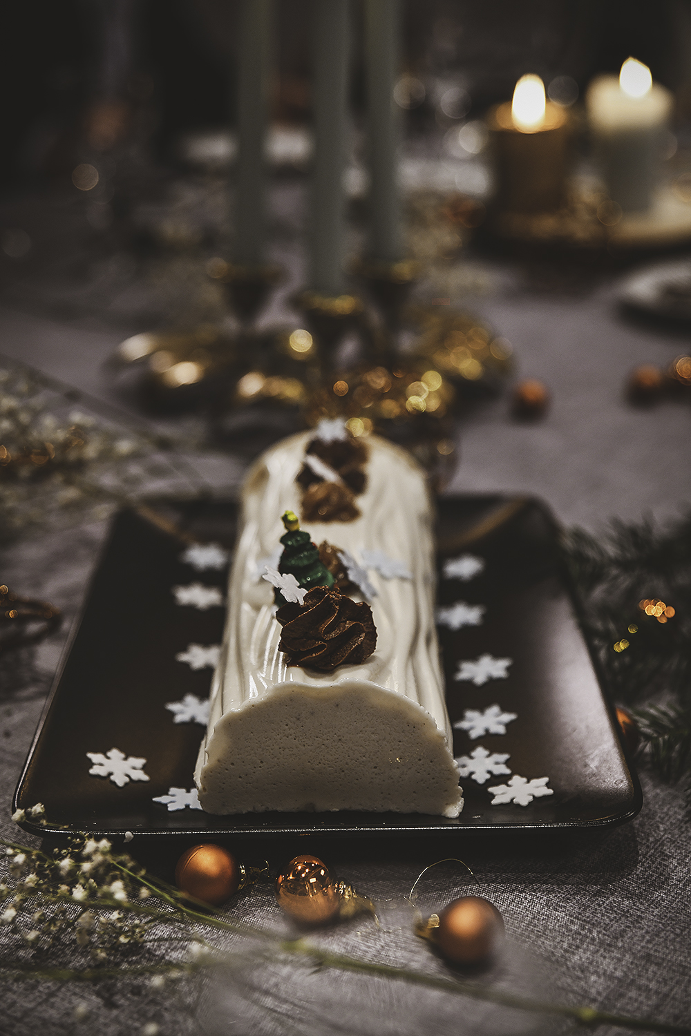 Bûche de Noël à la vanille, poire et noisette